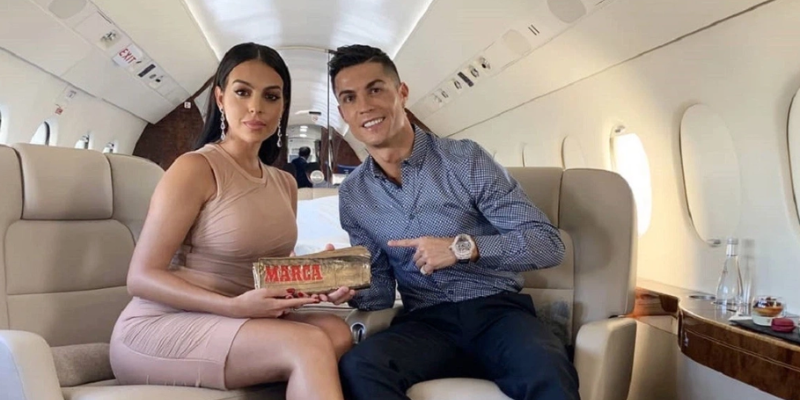 Vợ của CR7 liệu có giúp anh thoát khỏi cảnh gà trống nuôi con